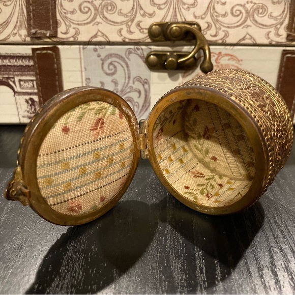 Vintage Patinated Victorian look Metal Vanity, Trinket, Jewel Box. 2x1.5 inches - Picture 2 of 16